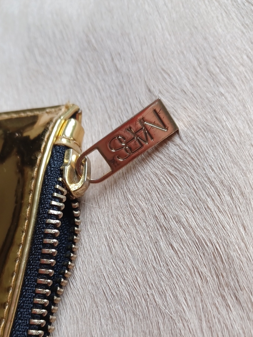 NARS Gold Cosmetic Bag - Picture 6 of 11